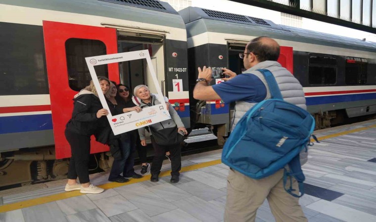 “Turistik Tuz Ekspresi” ilk seferinde yolculardan tam not aldı,