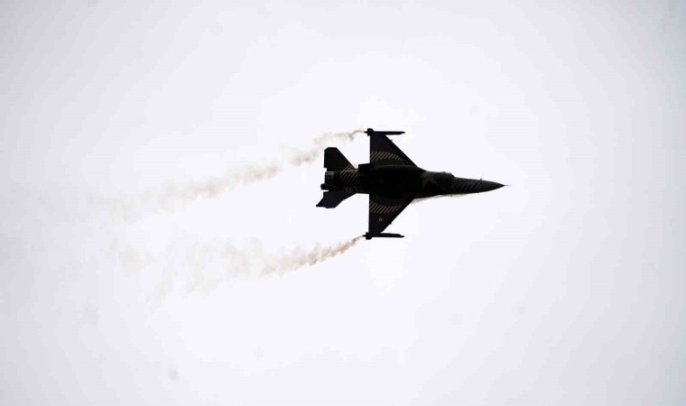 Türk pilotundan F16nın sınırlarını aşan manevralar: SOLOTÜRKün nefes kesici gösterisi