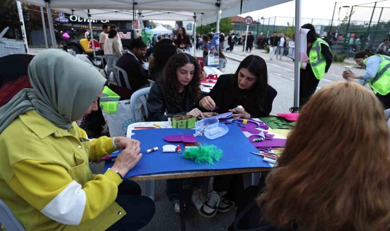 Üniversiteli gençler festivalde eğlenerek stres attı