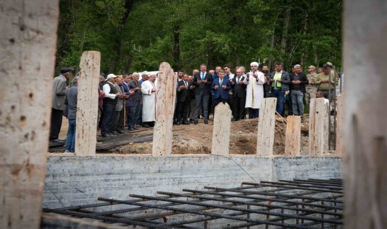 Vali Çelik, Yeşilova Camisinin temelini attı