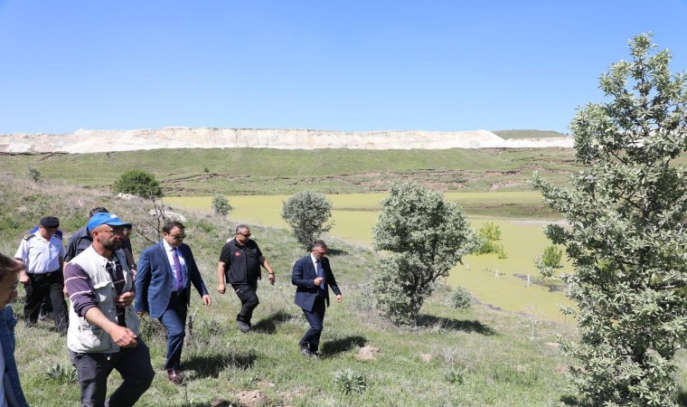 Vali Işın, su baskını nedeniyle kapanan Seyitömer yolunda incelemelerde bulundu