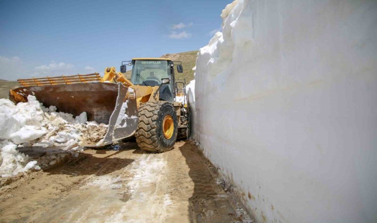 Vanda, Mayıs ayında 5 metreyi bulan karda yol açma çalışması