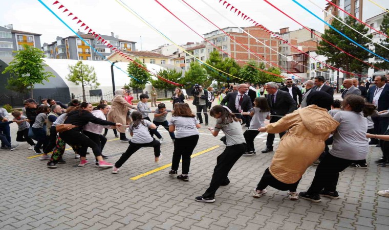 Veliler çocukluklarına döndü: Çocuklarıyla geleneksel oyunları oynadı