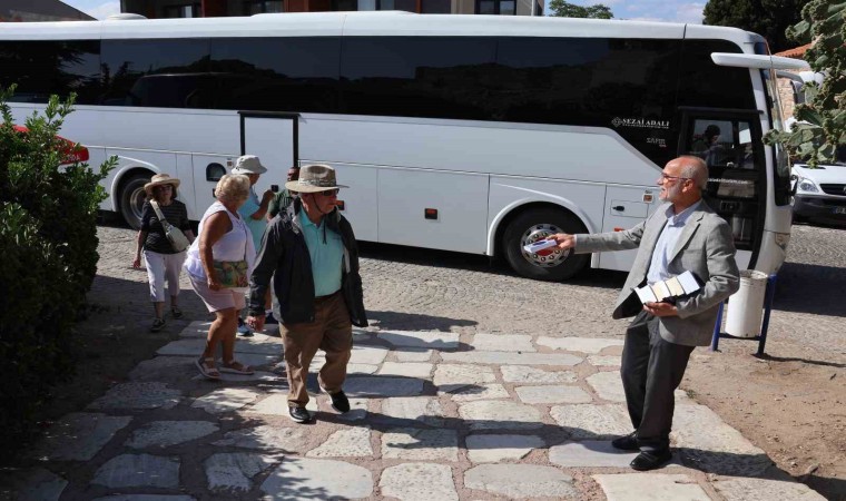 Yabancı diliyle turistlere İslamı anlatan şehit babası imama “iyilik” ödülü