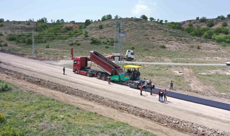 Yeni iş makineleri Pınarbaşında yol çalışması yaptı