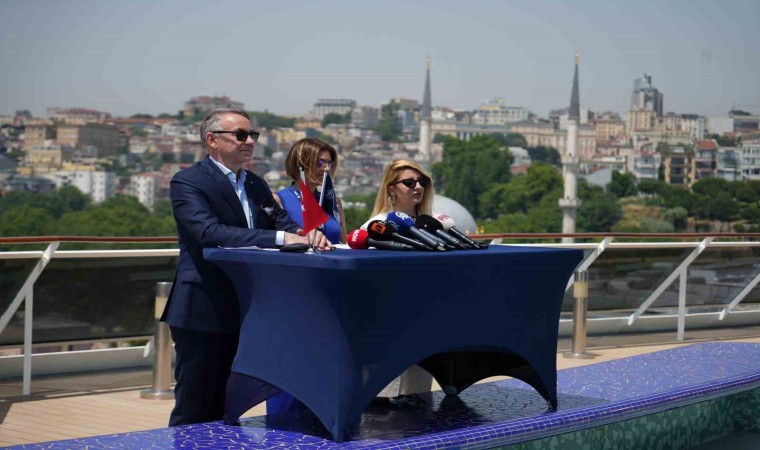 333 metre uzunluğundaki dev kruvaziyer gemi İstanbula demir attı