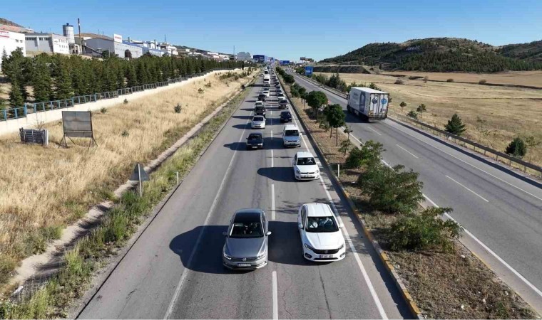 43 ilin geçiş güzergahındaki araç trafiği havadan görüntülendi