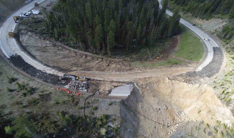 ABDde dağ geçidinde yol çöktü