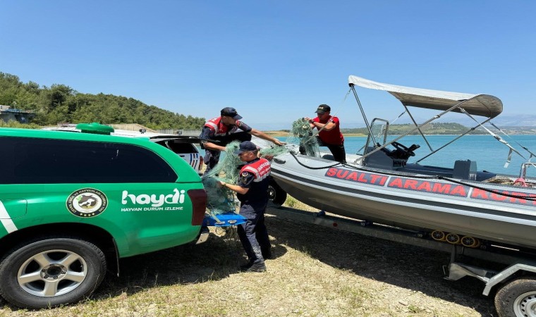 Adanada jandarma ekipleri baraj gölünde 300 metre misina ağı ve 60 sepet tuzak topladı