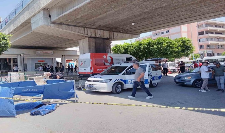 Adananın Seyhan ilçesinde motosikletli kişiler tarafından trafik ışıklarında bir otomobile silahlı saldırı düzenlendi. Saldırıda 1 kadın öldü, 2 kişi de yaralandı.