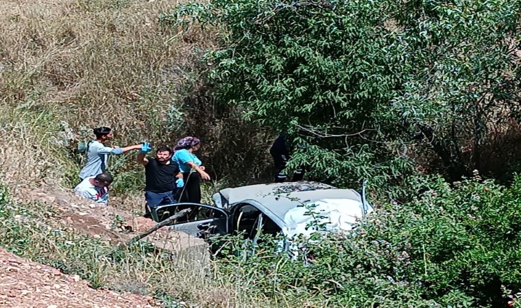 Adıyamanda otomobil şarampole yuvarlandı: 5 yaralı