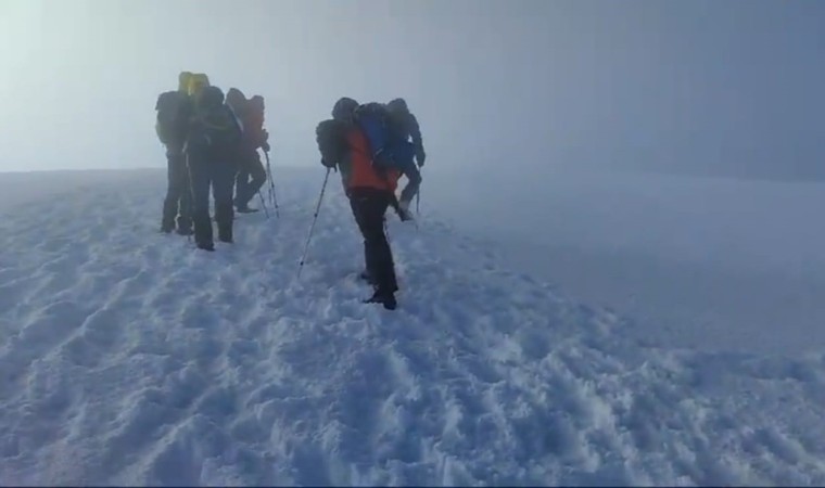 Ağrı Dağında dağcılar kar ve fırtınaya rağmen zirveye ulaştı