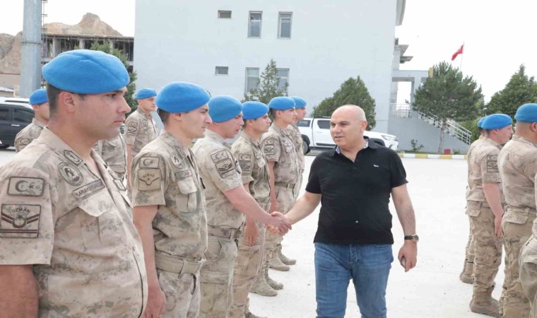 Ağrı Valisi Koç, Doğubayazıtta askerlerin Kurban Bayramını kutladı