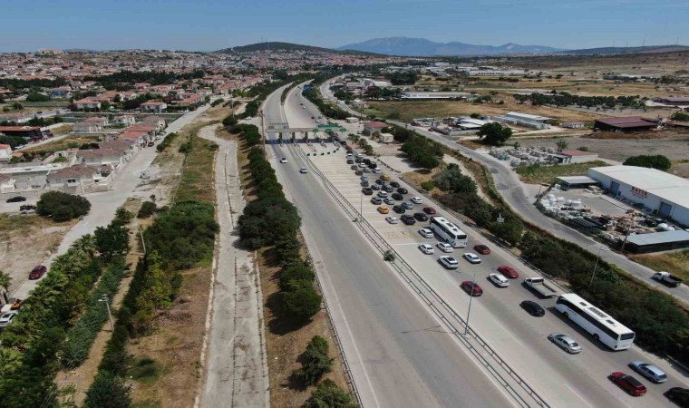 Alaçatı Gişelerinde yüzlerce metre araç kuyruğu