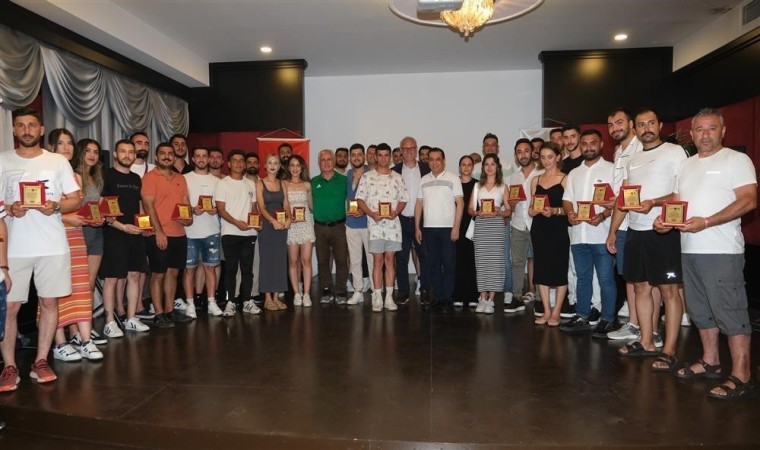 Alanya Hentbol Şenliğinde plaketler taktim edildi