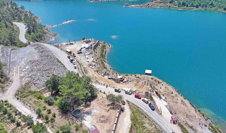 Alanyada mutlak koruma alanındaki ruhsatsız 34 çardak ve betonarme inşaat yıkıldı