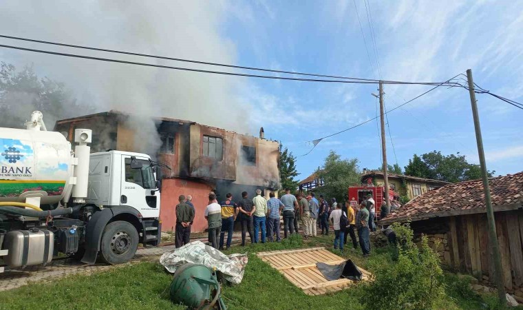 Alevlere teslim olan ev kullanılmaz hale geldi