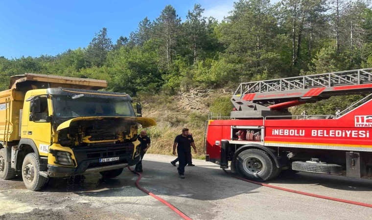 Alevlere teslim olan hafriyat kamyonunu küle dönmekten itfaiye kurtardı