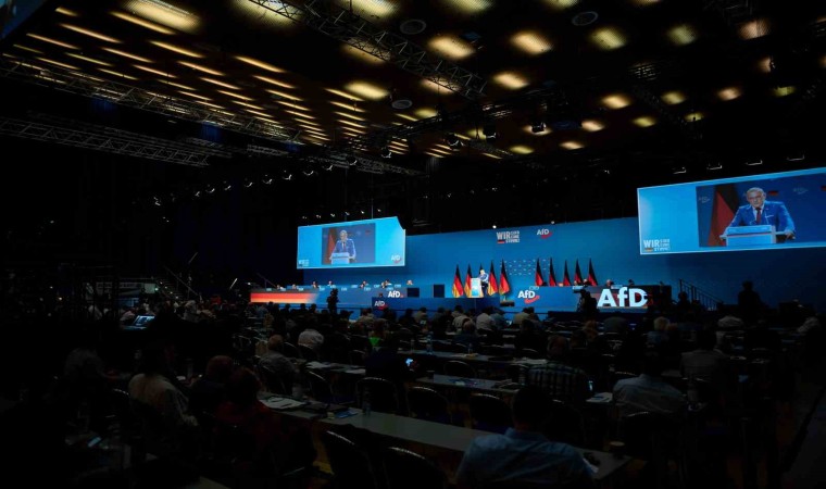 Almanyada aşırı sağcı AfD karşıtı protestoya polis müdahalesi