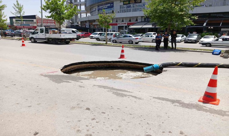 Ankarada çöken yol sebebiyle 10 metrelik çukur oluştu