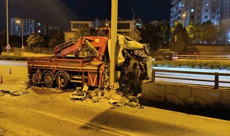 Ankarada kontrolden çıkan vinç bariyerlere çarptı: 2 yaralı