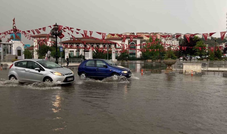 Ankarada sağanak sonrası yollar göle döndü