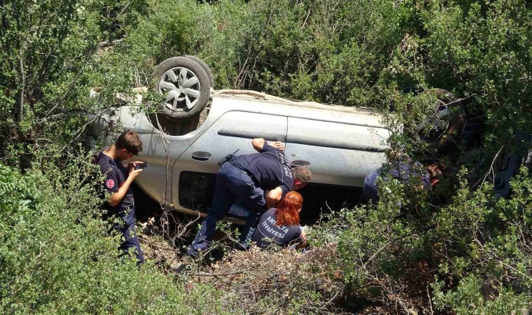 Antalyada araç 15 metrelik şarampole devrildi: 2 yaralı