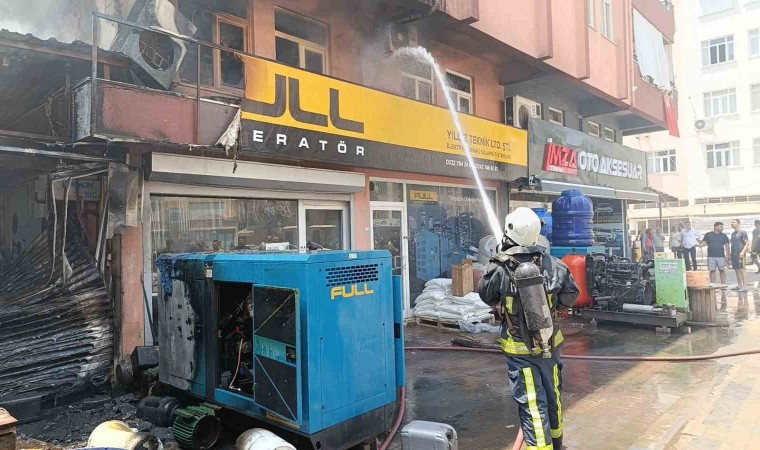 Antalyada korkutan yangın, plastik deposuna sıçramadan söndürüldü