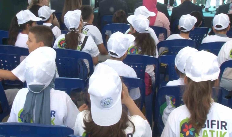 Arnavutköyde “çevre haftası” nedeniyle öğrenciler Karaburun Sahilini temizledi