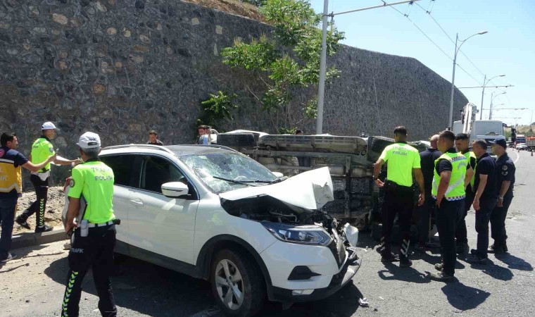 Askeri araç kaza yaptı: 1i asker 3 yaralı