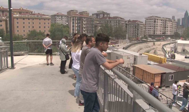 Ataşehirde inşaattaki malzemeler yandı, çevreyi yoğun duman kapladı