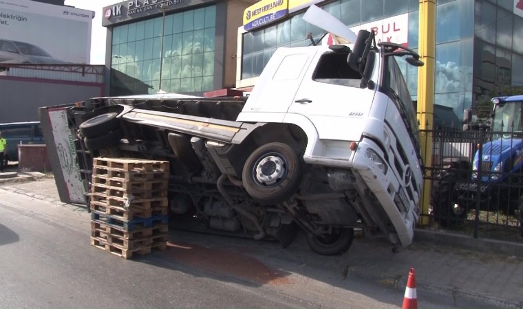 Ataşehirde meyve yüklü kamyon yan yattı