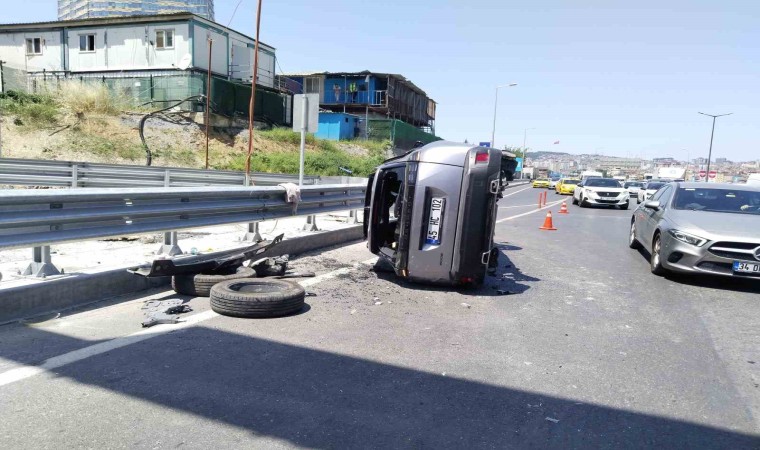 Ataşehirde okul servisine çarpan otomobil takla attı