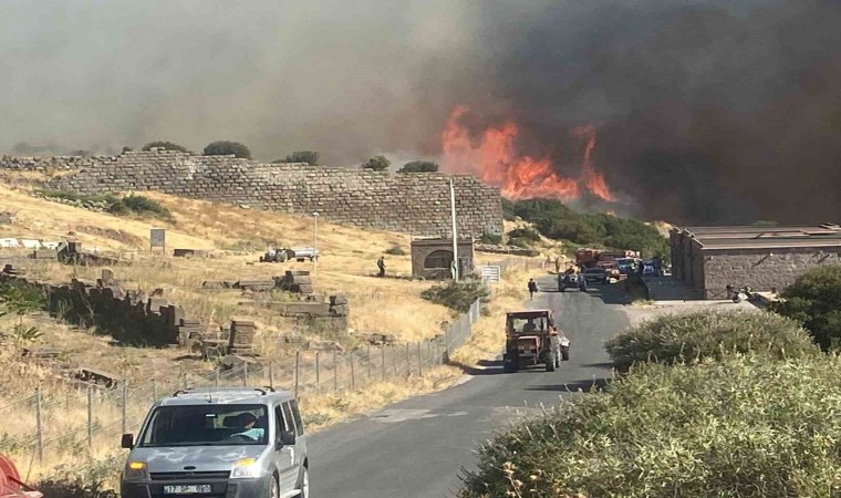 Ayvacıkta makilik alanda çıkan yangın antik kente sıçradı