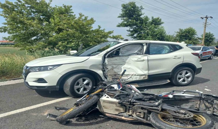 Ayvalıkta motosiklet ile otomobil çarpıştı: 1 ölü, 1 yaralı