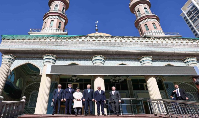 Bakan Fidan, Urumçide Yanghang Camii ziyaret etti ve çarşı gezdi