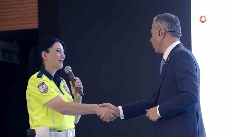 Bakan Yerlikaya Eskişehirde yaptığı uyarı ile facianın önüne geçen polis Nihal Uzpederi tebrik etti