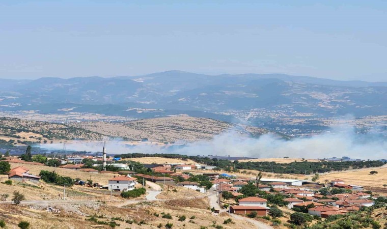 Balıkesirde arazi yangınına havadan ve karadan müdahale ediliyor