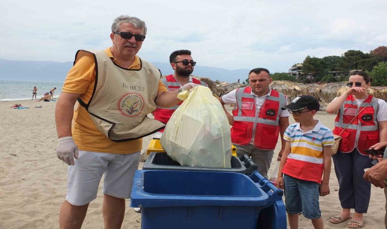 Balıkesirde çevreciler plaj temizledi