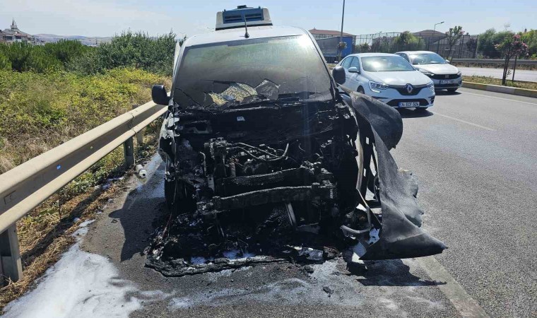 Bandırmada seyir halindeki araç alev aldı