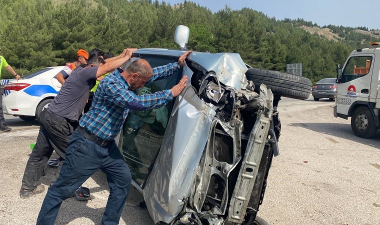 Bariyerlere çarpan hafif ticari araç devrildi : 1 yaralı