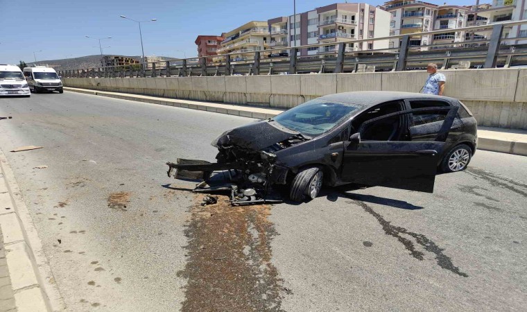 Bariyerlere çarparak duran otomobilin sürücüsü kayıplara karıştı