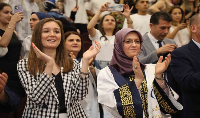 Başkan Durbay öğrencisi olduğu CBÜde mezuniyet coşkusuna ortak oldu