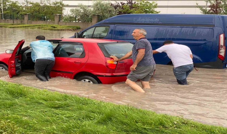 Başkentte sağanak yağış hayatı olumsuz etkiledi