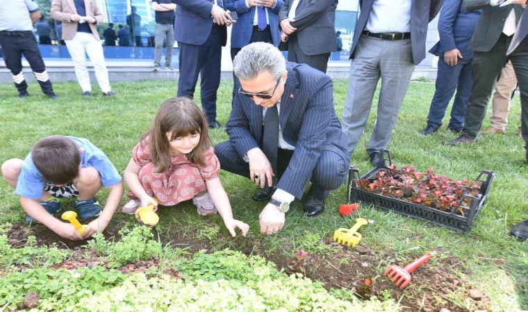 Başsavcı Zafer Koç, Anadolu Adliyesi bahçesinde çocuklarla ağaç dikti