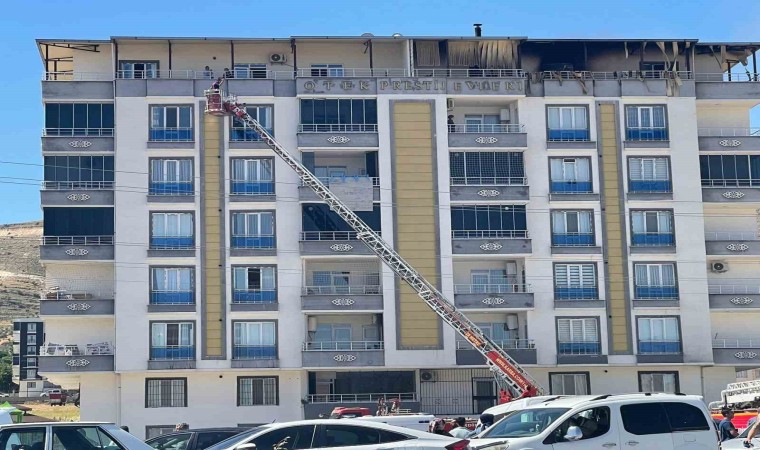 Batmanda çatı katında çıkan yangın korku dolu anlara neden oldu