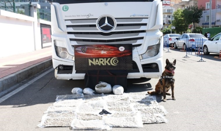 Batmanda durdurulan tırda hassas burunlu narkotik köpeği tarafından uyuşturucu bulundu