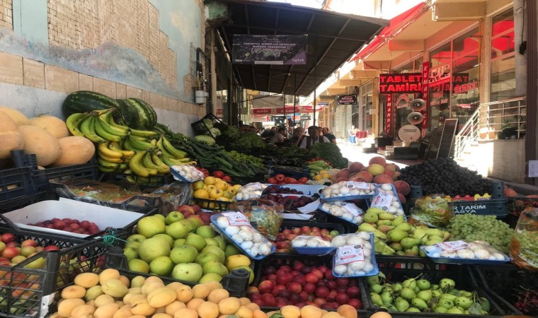 Bayburtta bir vatandaş elma aldığı tezgahın satıcısını bulamayınca notla para bırakıp helallik istedi