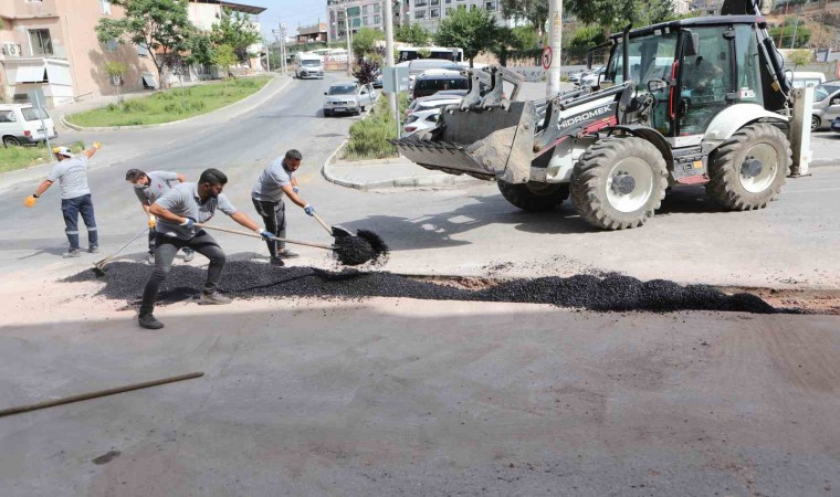 Bayraklıda yollar yenileniyor