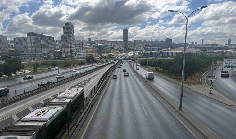 Bayram tatilinin ilk günü İstanbulda trafik boş kaldı